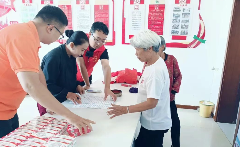 爱游戏体育基金会深入佳木斯市桦南县愚公村开展药品捐赠活动