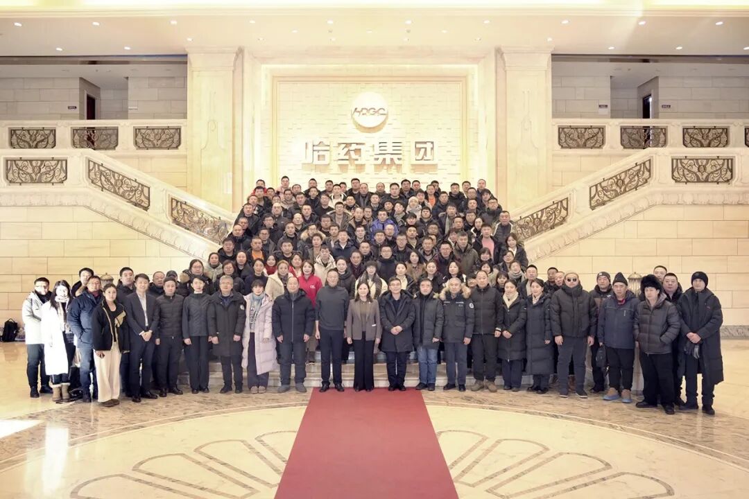 冰雪志愿 使命担当——爱游戏体育150名党员志愿者护航冰雪大世界跨年璀璨之夜